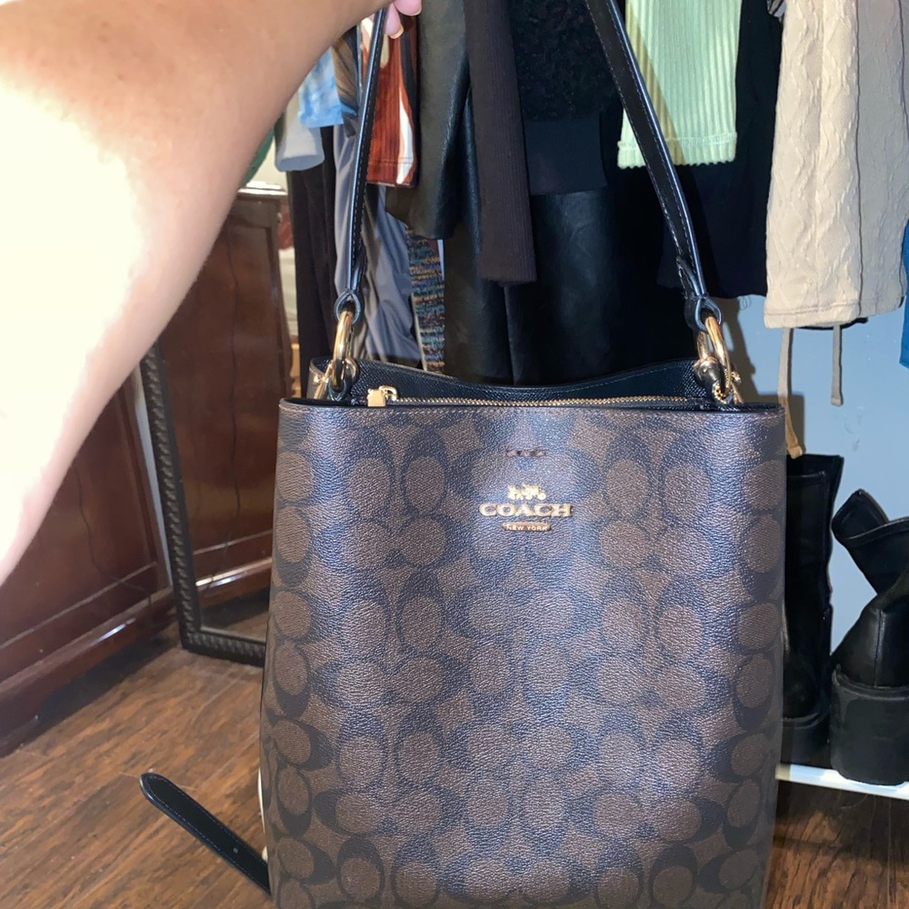 Coach Bucket bag comes with removable and adjustable strap.